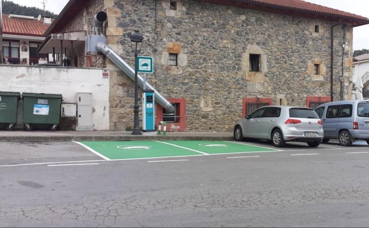 Ramales de la Victoria instala un nuevo cargador eléctrico de vehículos