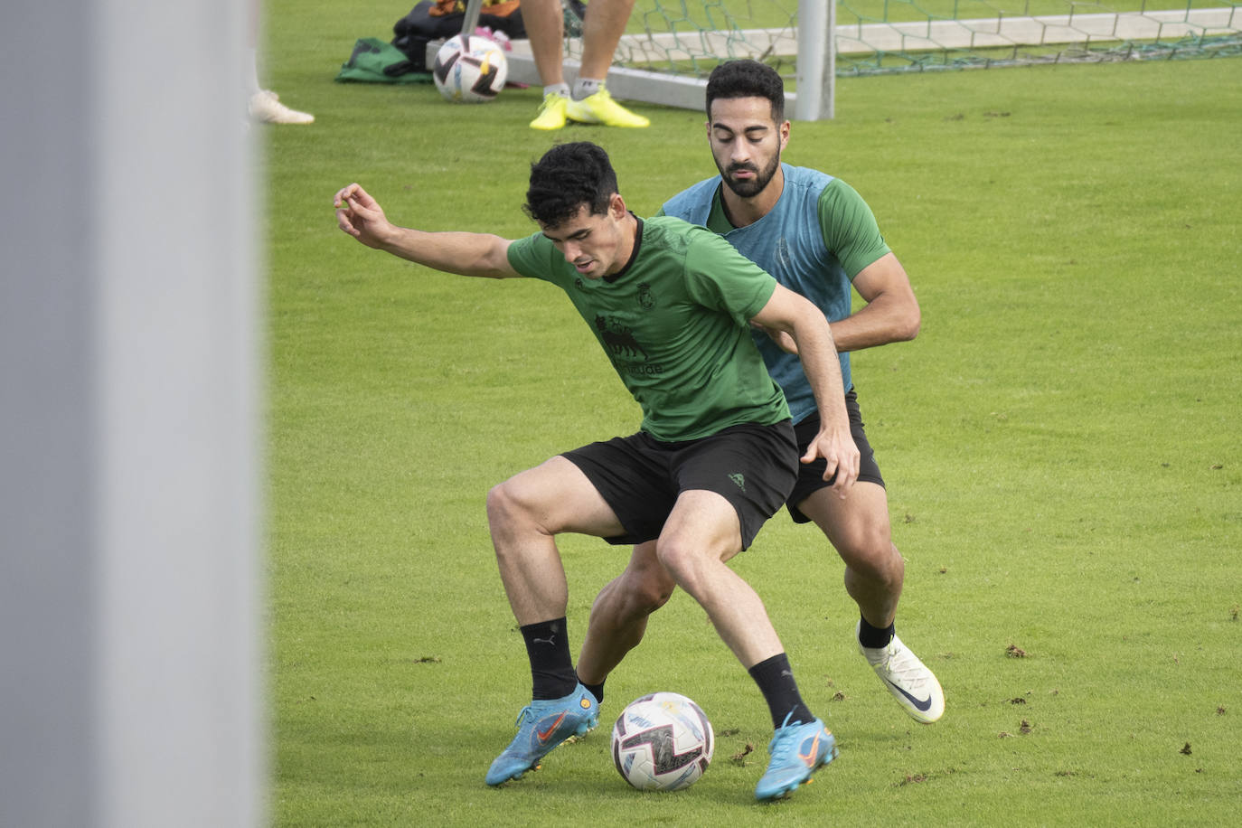 Fotos: El Racing prepara el choque ante la Ponferradina con seis bajas