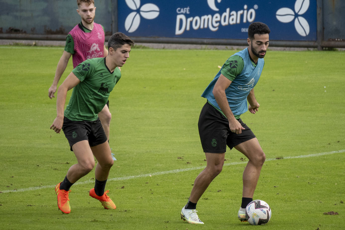 Fotos: El Racing prepara el choque ante la Ponferradina con seis bajas