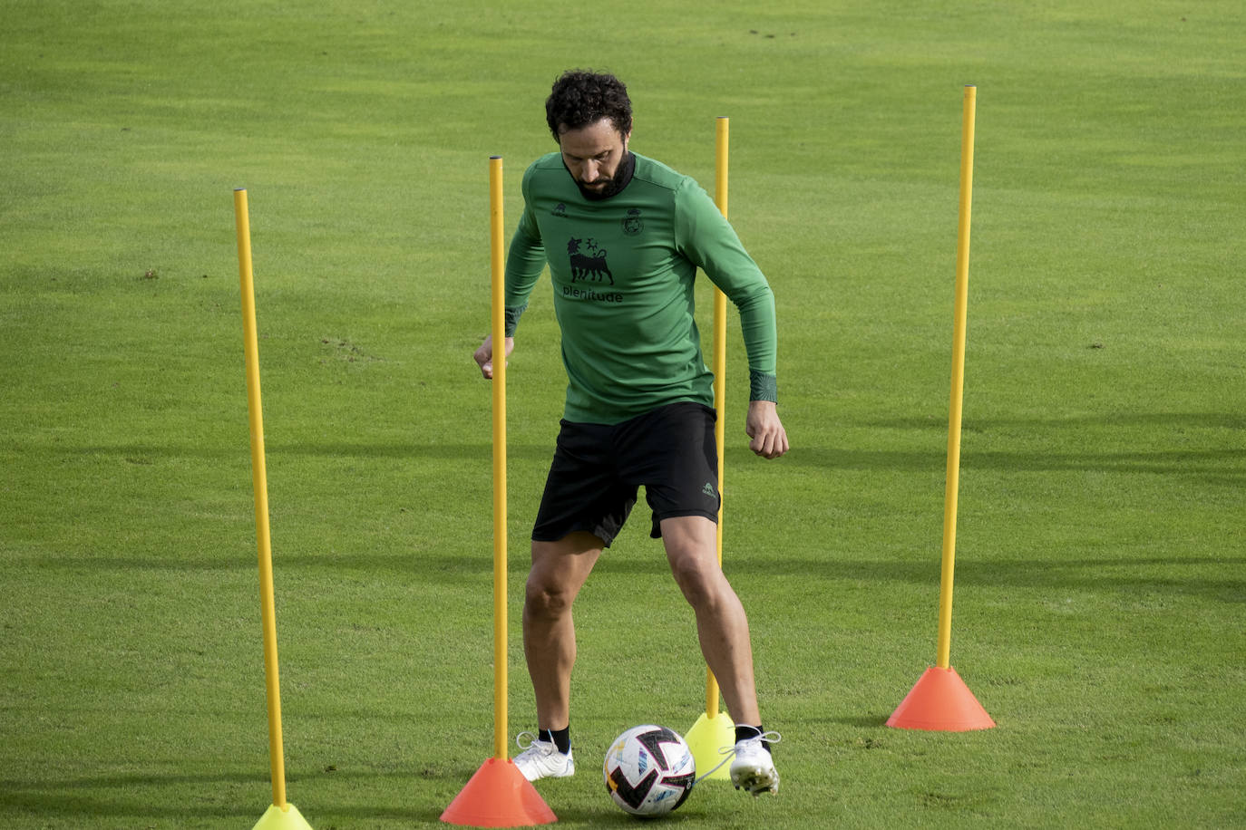 Fotos: El Racing prepara el choque ante la Ponferradina con seis bajas