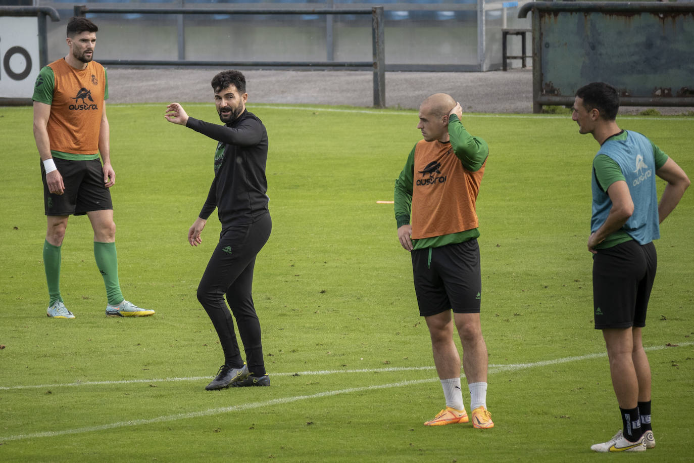 Fotos: El Racing prepara el choque ante la Ponferradina con seis bajas