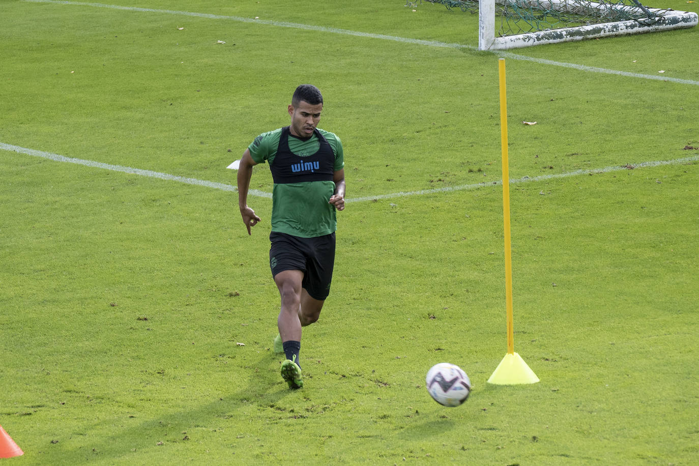 Fotos: El Racing prepara el choque ante la Ponferradina con seis bajas