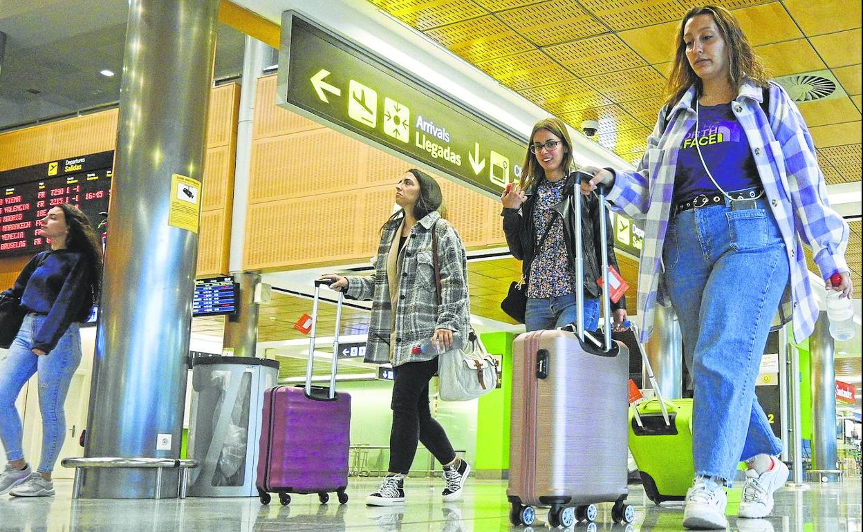 Pasajeros en la terminal del Seve Ballesteros.