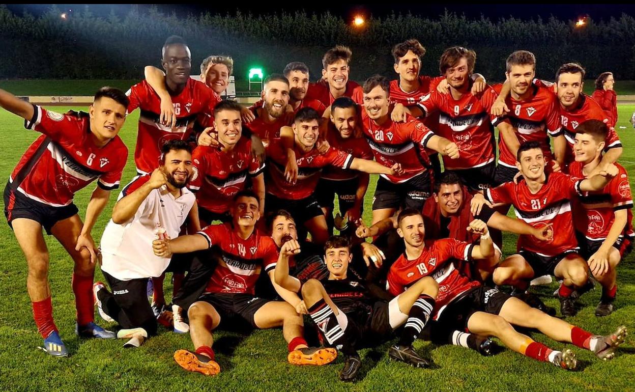 Los jugadores del Velarde celebran en el césped de La Maruca su pase a la siguiente ronda de la Copa.