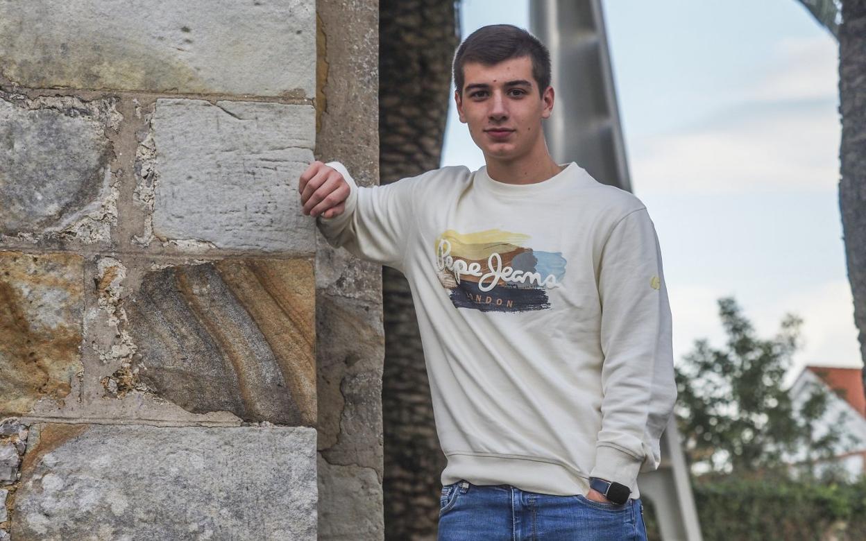 Néstor Viar, en el exterior del Ayuntamiento de Camargo antes de ser recibido por la alcaldesa, Esther Bolado. 