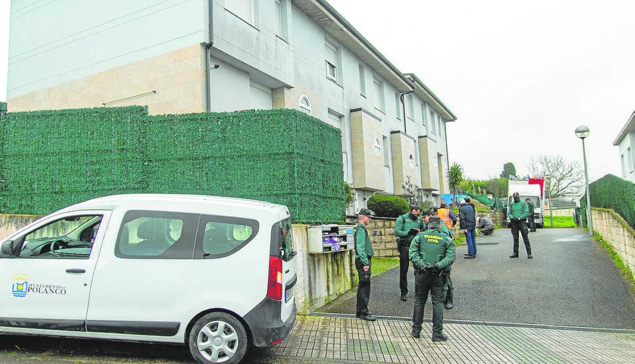 Agentes de la Guardia Civil, en una intervención realizada en el pueblo de Requejada. 