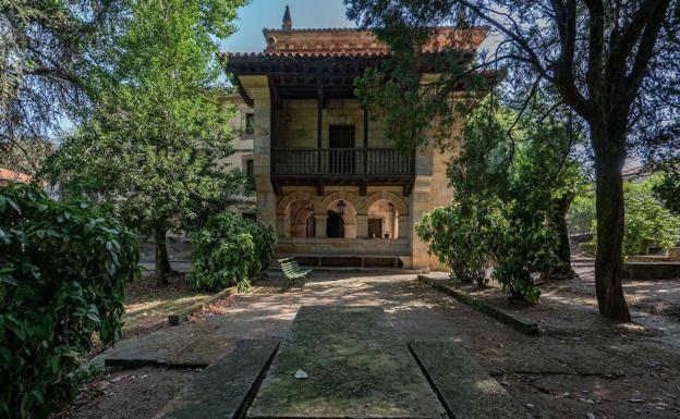 Las solanas y los balcones dan un carácter montañés único a este palacete. 