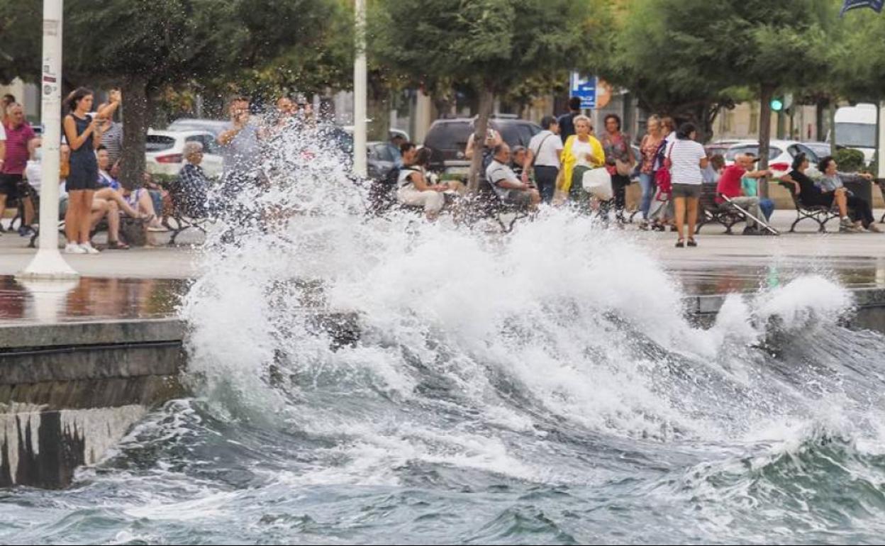 Las aguas de la bahía de Santander, picadas por el fuerte viento sur.