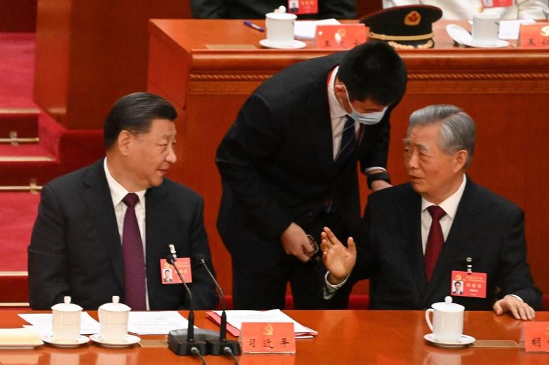 Hu Jintao intenta obtener una explicación de Xi Jinping tras ser exhortado a abandonar el congreso del Partido Comunista