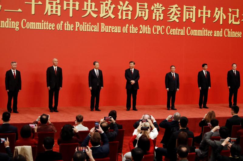 Xi Jinping es escoltado por sus nuevos cargos en la presentación del Comité Permanente del Politburó