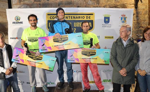 Imagen principal - El cántabro Jorge Díez y la madrileña Nerea Pérez ganan la Copa de Escalada Urbana en Potes