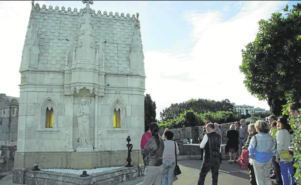 Visita al cementerio de Ballena, en Castro Urdiales.