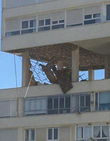 Imagen secundaria 2 - Imágenes del desprendimiento de parte de una fachada en la urbanización Feygón de Santander.