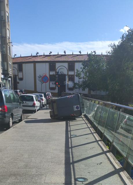 Imagen - Un contenedor volcado por el viento en la zona de Cuatro Caminos. / FOTO. L. F.