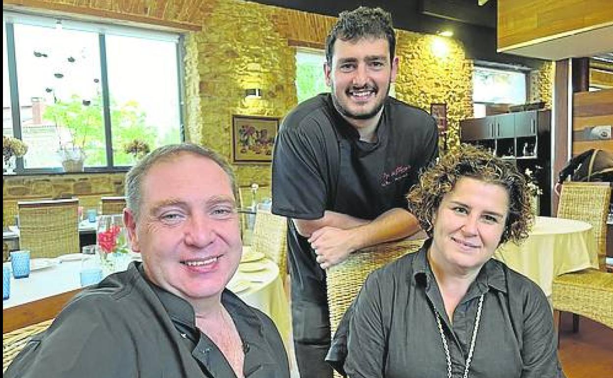 Marc, Kike y Carmen, jefe de cocina, cocinero y jefa de sala de El Ojo del Ábrego de Liérganes.