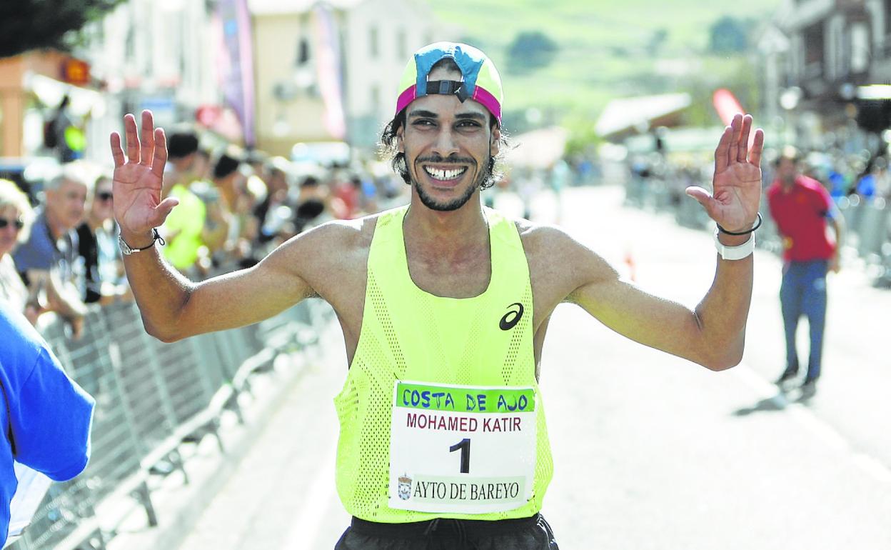 Mo Katir entra en primera posición en la meta de la Carrera Popular Costa de Ajo. 