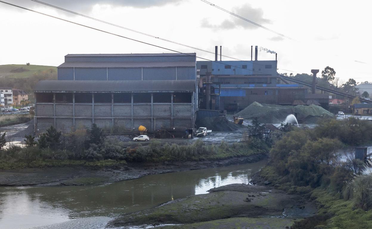 Complejo de Ferroatlántica en Boo de Guarnizo, en una de las paradas de actividad de los últimos meses.