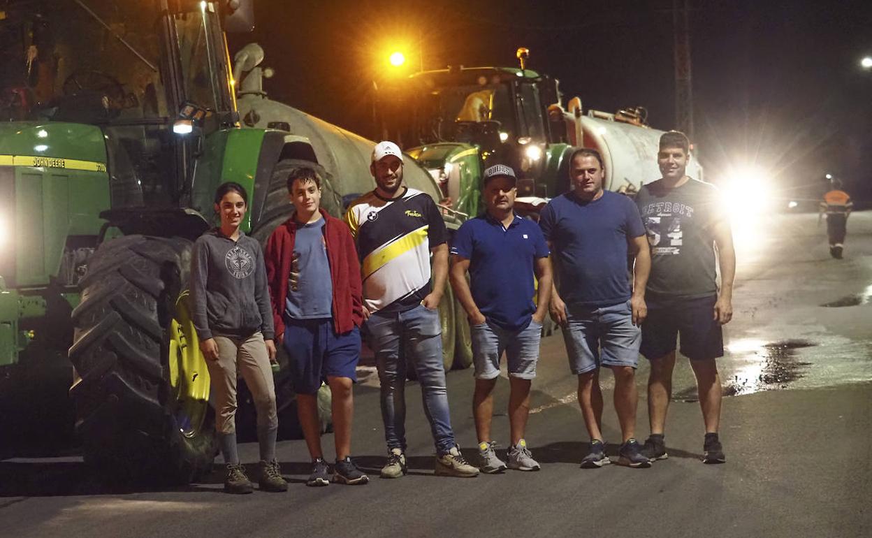 Algunos de los ganaderos de Ribamontán al Mar que ayudaron a sofocar el incendio del pasado sábado en Loredo con sus tractores.