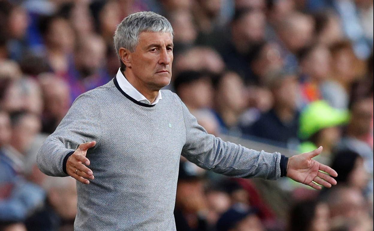 Quique Setién durante un partido como entrenador del FC Barcelona.