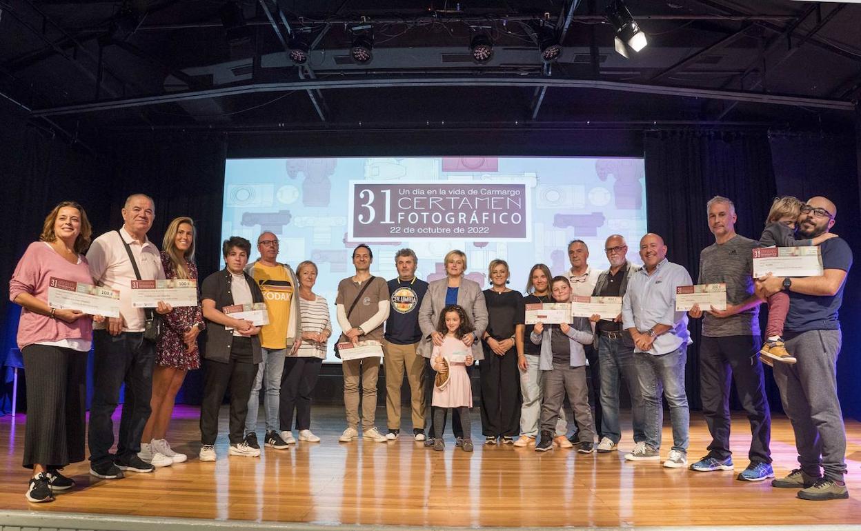 Foto de familia de los premiados en el XXXI Certamen Fotogáfico de Camargo. 