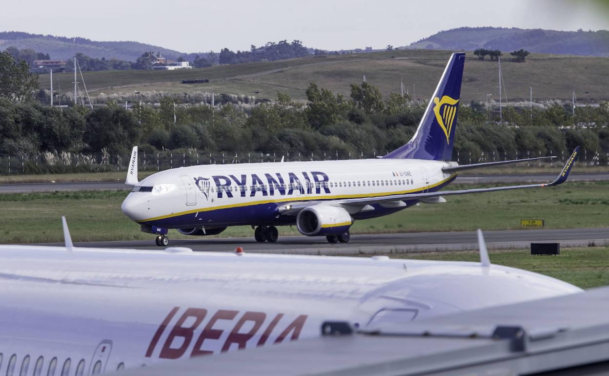 Un avión de Ryanair, en la pista del Seve. 