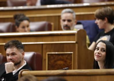 Imagen secundaria 1 - 1. Las vicepresidentas siguen la intervención de la ministra de Hacienda desde sus escaños. 2. Gabriel Rufián (ERC) e Ines Arrimadas (Cs). 3. Bancada de los diputados de Vox. 