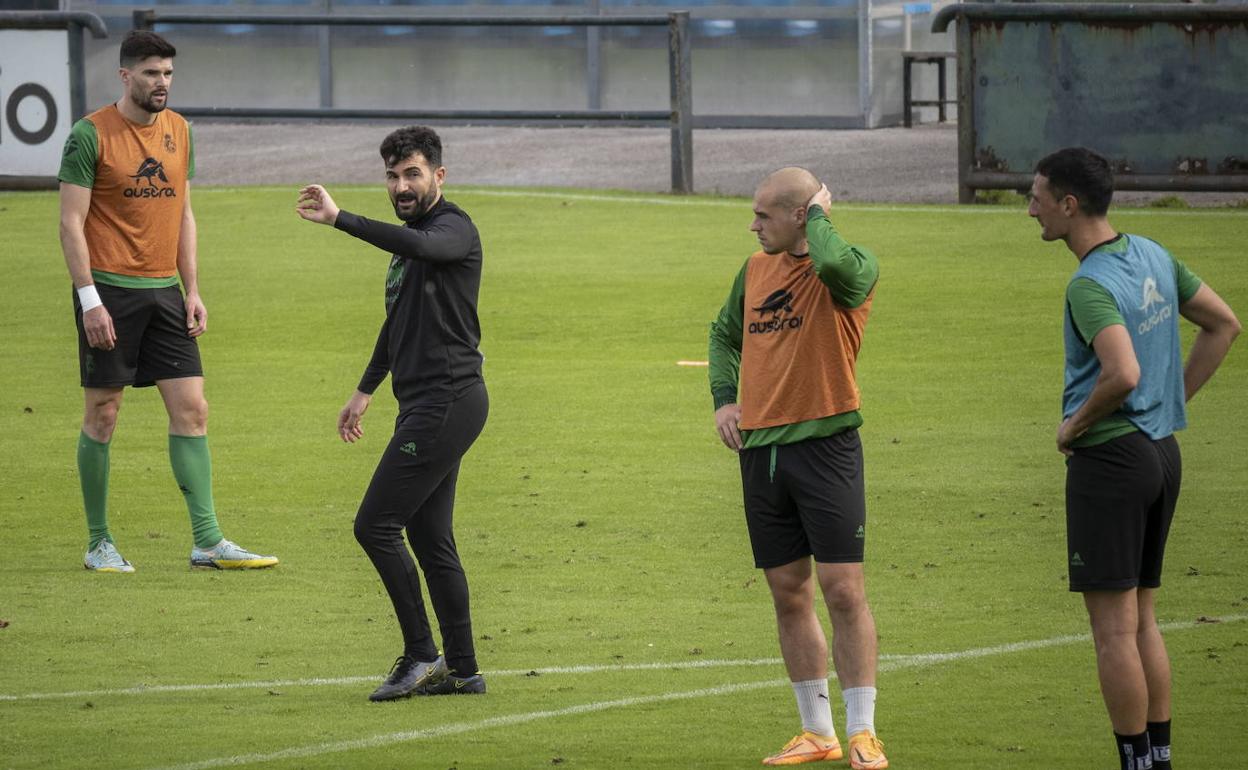 Guillermo Fernández Romo da instrucciones en un entrenamiento en La Albericia junto a Satrústegui, Pombo y Pol Moreno.