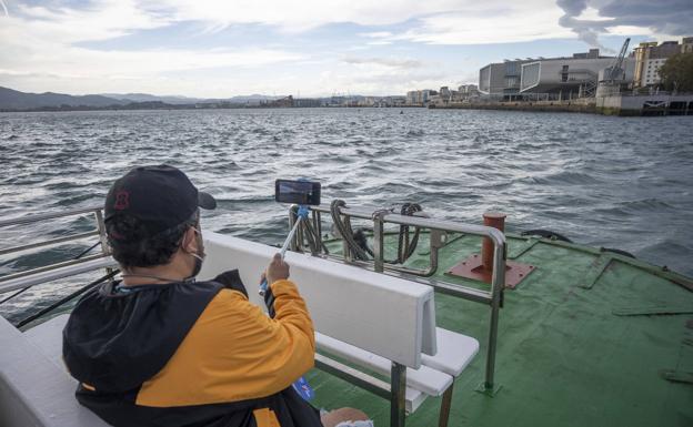 Uno de los pasajeros de Los Reginas graba desde el exterior el paseo en barco hasta Santander.