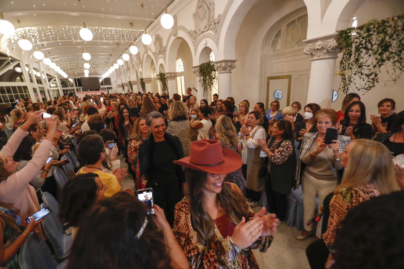 El público aplaude a las modelos a su paso por la pasarela.