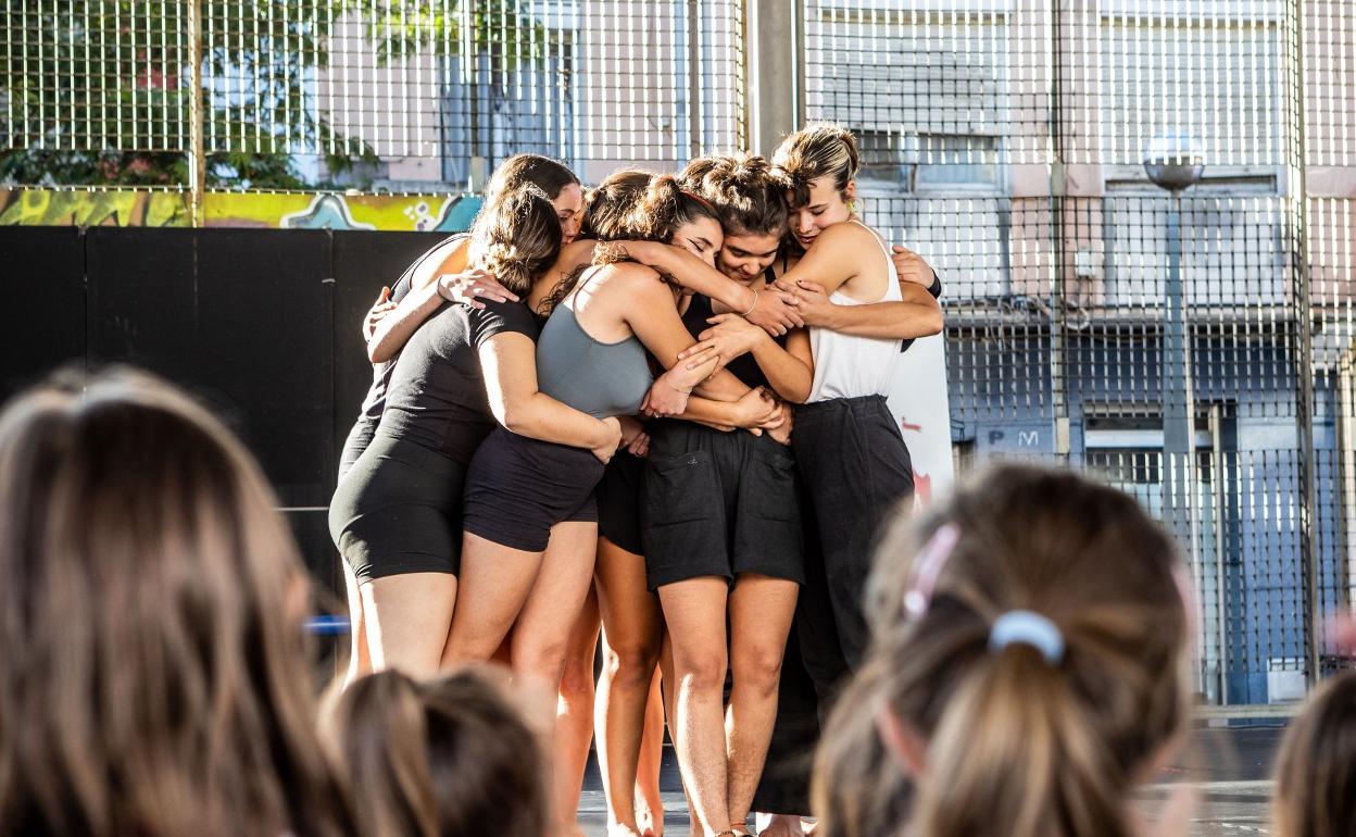 Alumnas de la Escuela de Circo de Torrelavega ofrecerán un espectáculo en Tabacalera. 