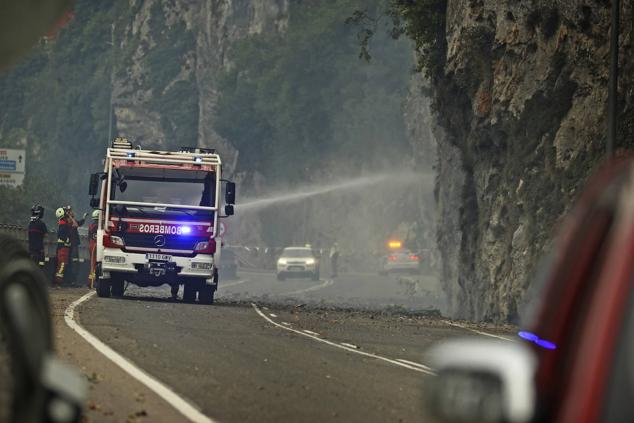 Cortada la N-634 en Reocín por un incendio que llega a la carretera en Caranceja.