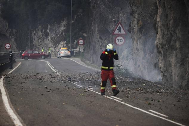 El fuego, el humo y los desprendimientos han obligado a cortar la carretera entre Golbardo y Quijas.