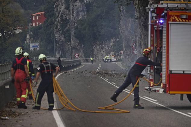 El fuego, el humo y los desprendimientos han obligado a cortar la carretera entre Golbardo y Quijas.