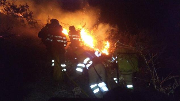 Incendio de anoche en el puerto de Los Tornos, en Ramales de la Victoria.