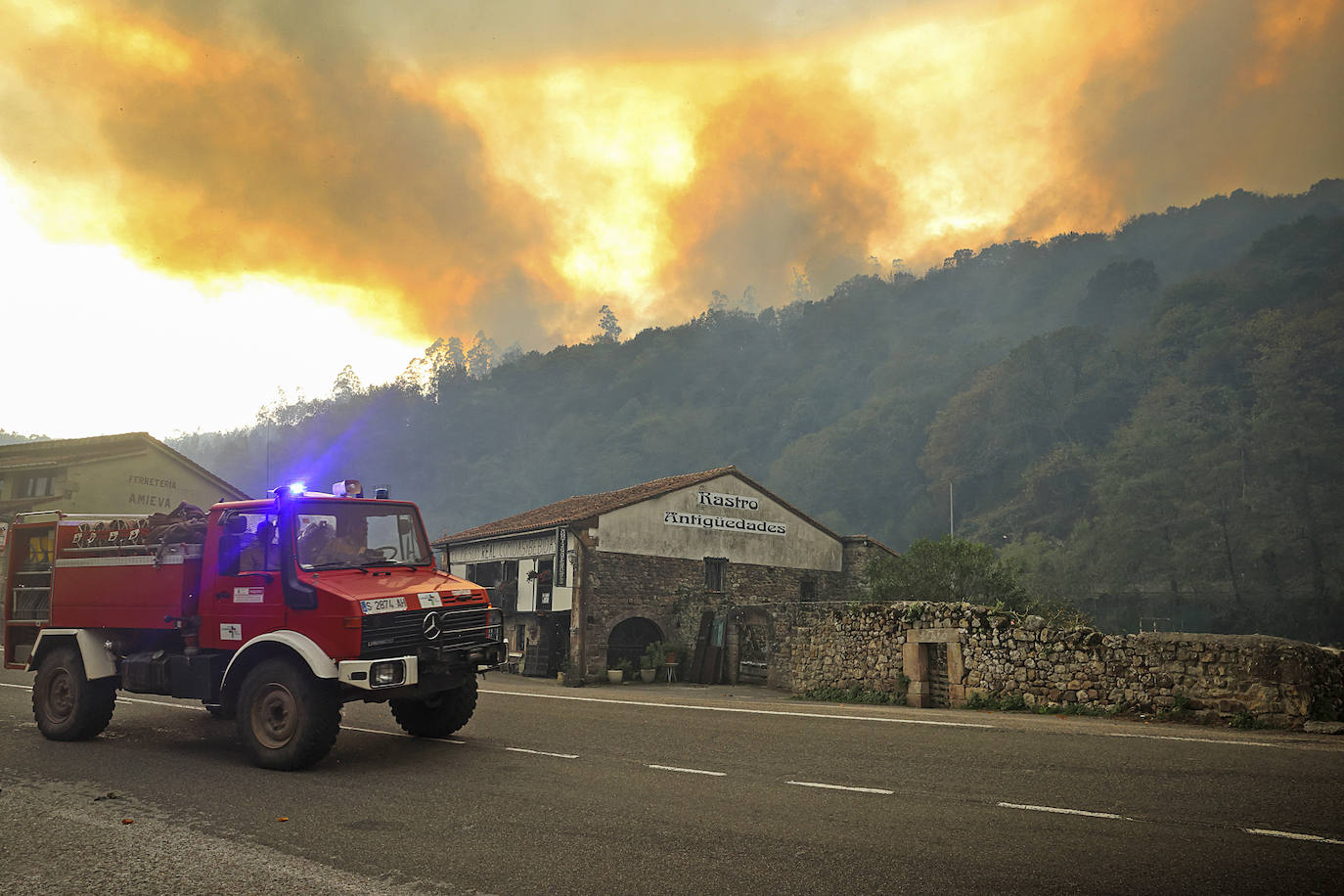 Al fondo, el incendio en Treceño.