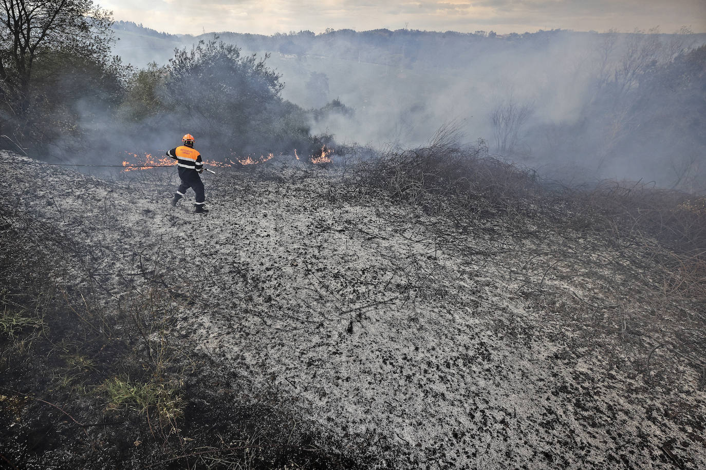 Imagen secundaria 1 - Imagenes de los daños producidos por el incendio desatado en Udías.