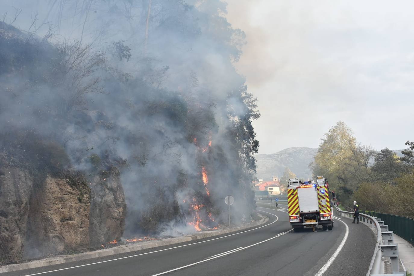 La carretera Nacional 611 se ha mantenido abierta durante todo el día a pesar de que las llamas llegaban al borde de la calzada.