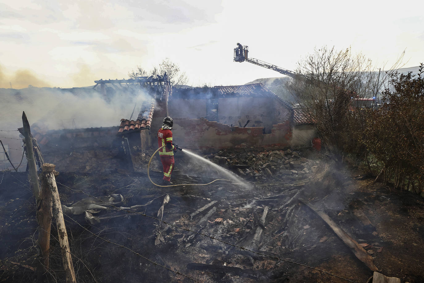 El incendio forestal de Udías alcanza una cuadra en el barrio La Virgen