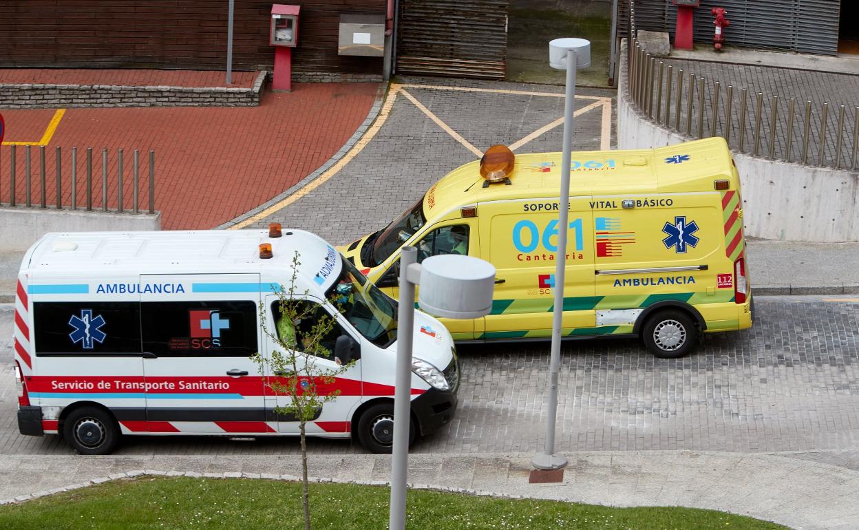 Dos ambulancias se cruzan en las inmediaciones del Hospital Valdecilla. 