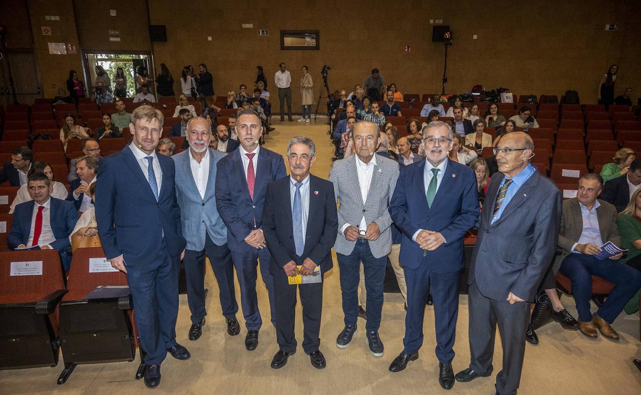 De izquierda a derecha, Manuel Redondo, Francisco J. Martínez, Óscar Sánchez, Miguel Ángel Revilla, Javier López Marcano, Ángel Pazos y Federico Gutiérrez-Solana, en la Escuela de Náutica, en Santander. 