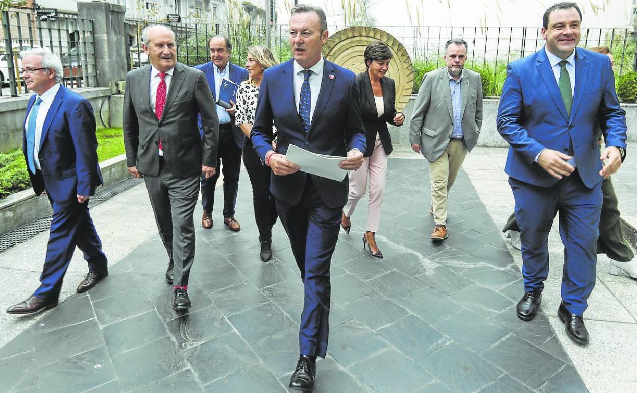 Guillermo Blanco, en el centro, presentó los presupuestos acompañado por su equipo. 