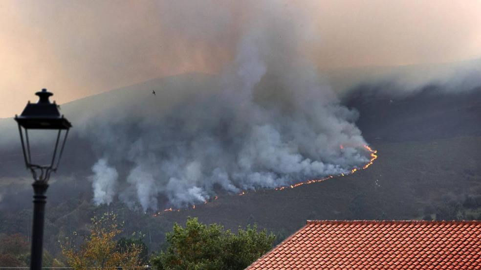 Imágenes del incendio de Mazcuerras, este viernes por la mañana