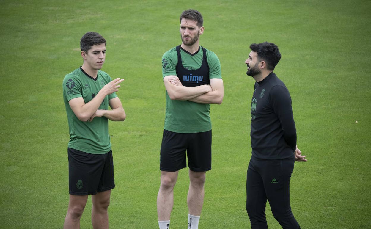 El sancionado Íñigo Sainz-Maza, Fausto Tienza y Guillermo Fernández Romo, durante un entrenamiento en La Albericia