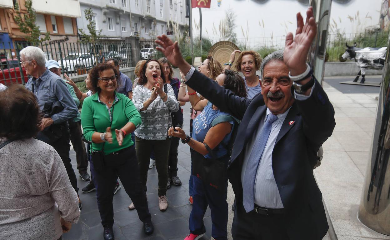 Revilla, cantando con un grupo de turistas canarios esta mañana.