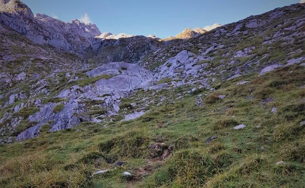 Con tendencia siempre hacia la izquierda en los pasos, el paisaje se va convirtiendo en una especie de escalera natural de roca caliza que nos va elevando hacia las Moñetas 