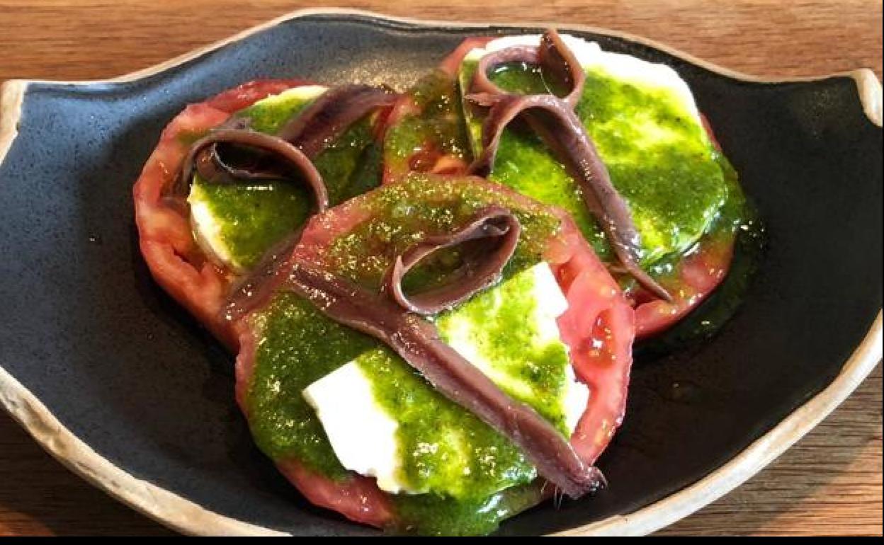 La receta del día: ensalada de tomate con queso fresco, anchoas y pesto