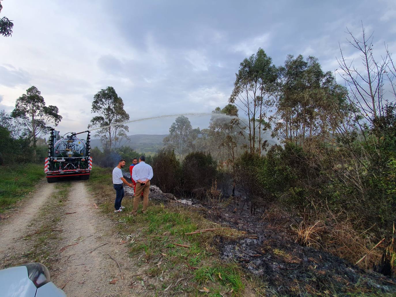 Fotos: Técnicos del Mitma evalúan el riesgo de la carretera N-634 antes de decidir reabrirla