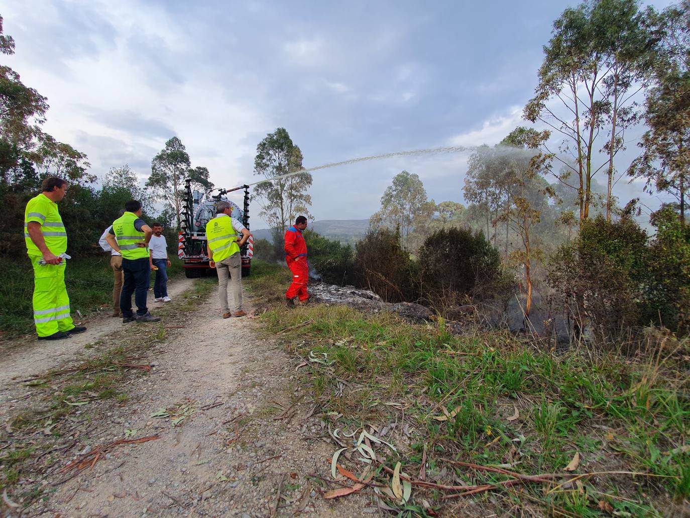 Fotos: Técnicos del Mitma evalúan el riesgo de la carretera N-634 antes de decidir reabrirla