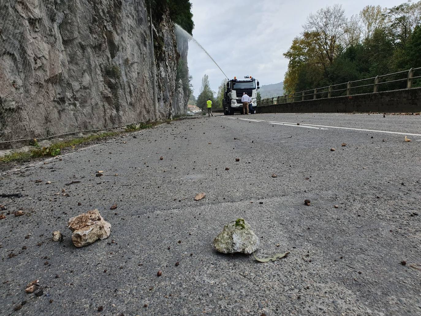 Fotos: Técnicos del Mitma evalúan el riesgo de la carretera N-634 antes de decidir reabrirla