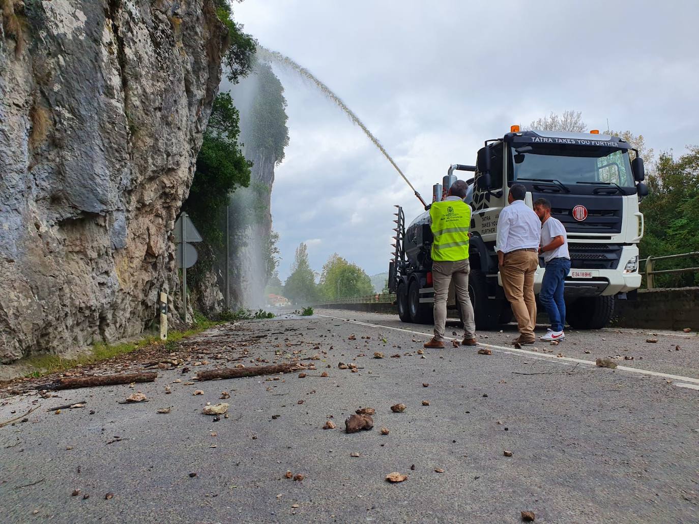 Fotos: Técnicos del Mitma evalúan el riesgo de la carretera N-634 antes de decidir reabrirla